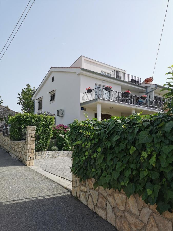 Apartment Sara Нивице Екстериор снимка