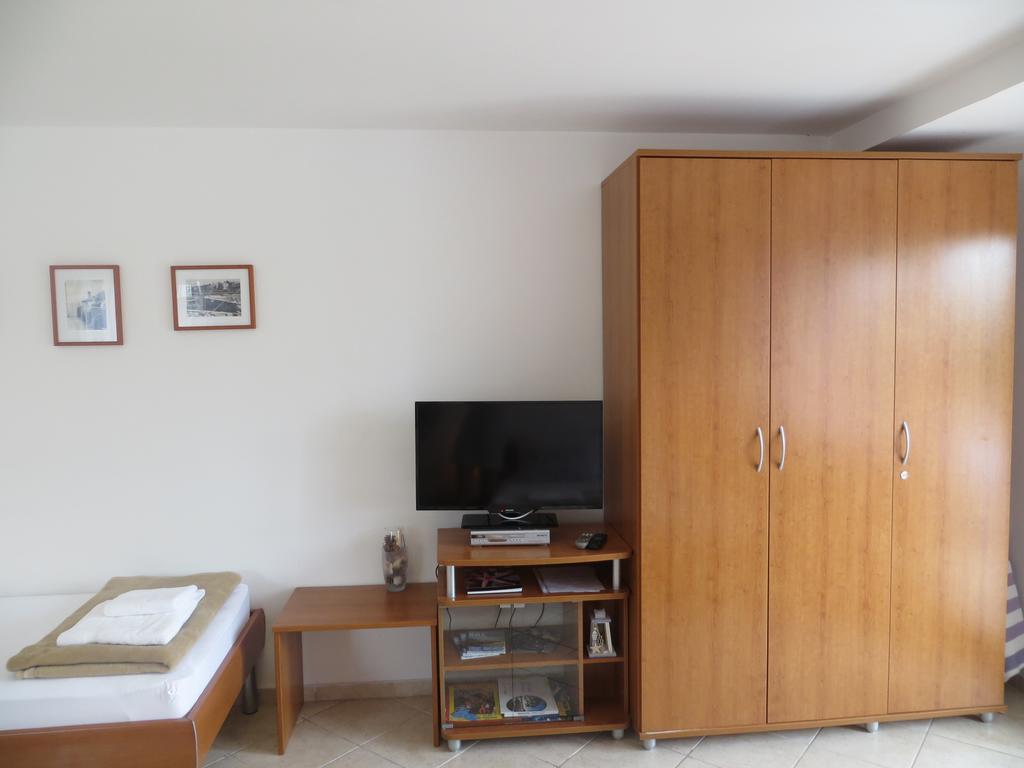 Apartment Sara Нивице Екстериор снимка