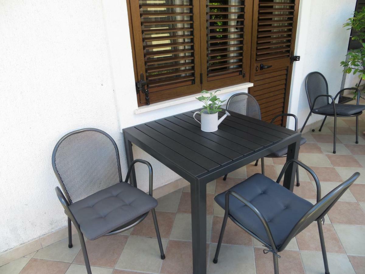 Apartment Sara Нивице Екстериор снимка